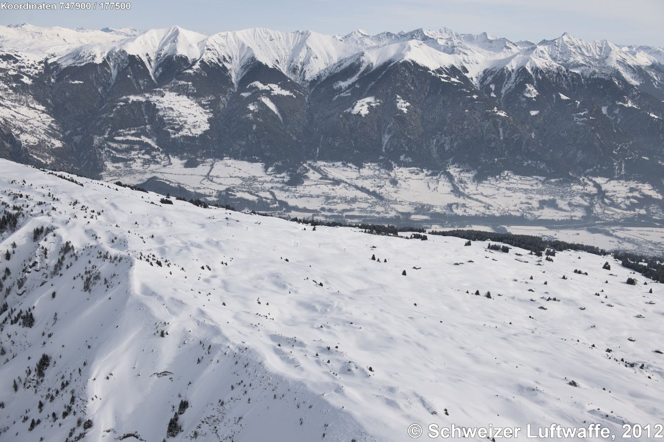 Blick von der Sarneralp (Position 2'747'910.80, 1'177'560.85) NE-wärts ins Hinterrheintal und zum Stätzerhorn-Gebiet.